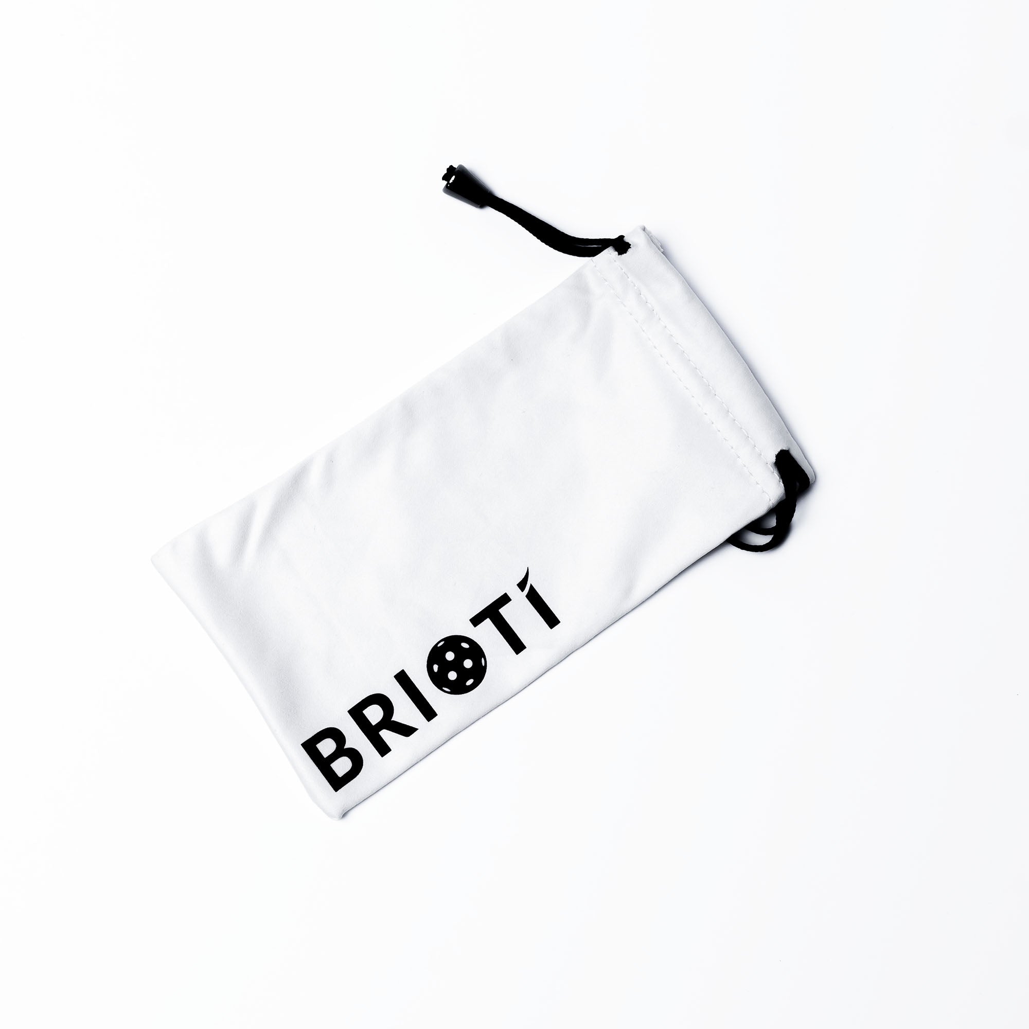 A white drawstring bag with the word "BRIOTÍ" printed on it in black ink.
